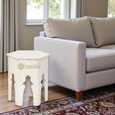 Table hexagonale blanche à motif géométrique avec incrustations d'os