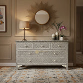Commode 7 tiroirs noire avec incrustations d'os et œil