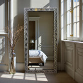 Espejo de cuerpo entero con hueso en relieve floral negro