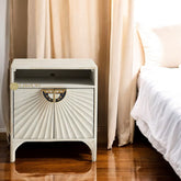 Mesita de noche Daybreak blanca tallada a mano | Mesita de noche Daybreak blanca tallada a mano