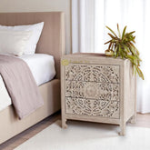 Mesita de noche de 3 cajones con diseño floral tallado a mano, gris lavado | Mesita de noche de 3 cajones con diseño floral tallado a mano