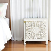 Mesita de noche blanca con 3 cajones y diseño floral tallado a mano | Mesita de noche blanca con 3 cajones y diseño floral tallado a mano