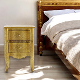 Mesilla de noche Jaden de latón antiguo con dos cajones y relieve