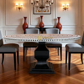 Mesa de comedor con diseño floral e incrustaciones de nácar en color negro