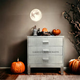 Mesilla de noche de 3 cajones de metal plateado con rayas