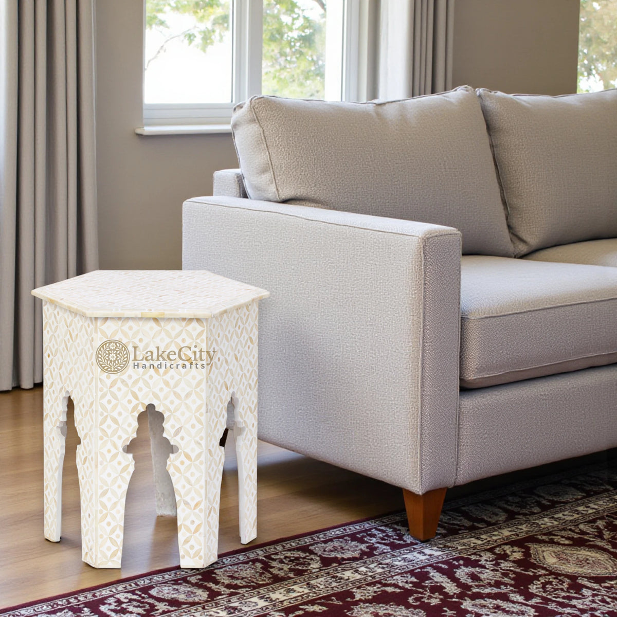 Mesa hexagonal con diseño geométrico con incrustaciones de hueso, color blanco