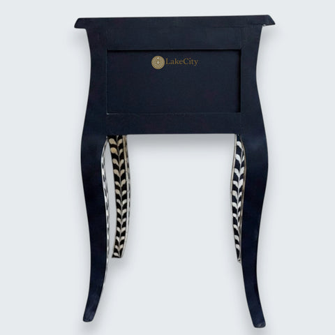 Table de chevet à 1 tiroir avec incrustations d'os et motifs floraux, pieds français, noire