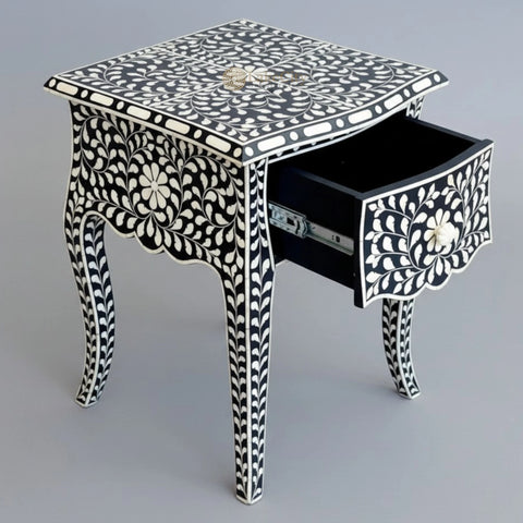 Table de chevet à 1 tiroir avec incrustations d'os et motifs floraux, pieds français, noire
