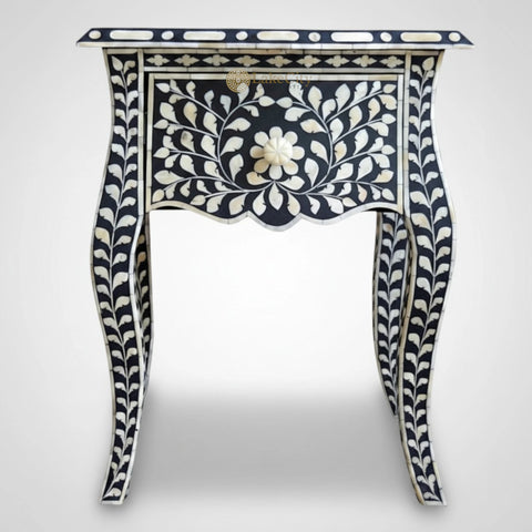 Table de chevet à 1 tiroir avec incrustations d'os et motifs floraux, pieds français, noire