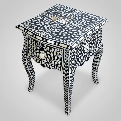 Table de chevet à 1 tiroir avec incrustations d'os et motifs floraux, pieds français, noire