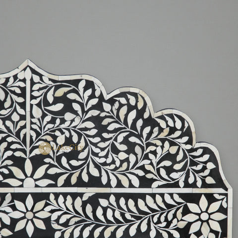 Cadre de miroir à crête avec incrustations d'os et motif floral noir