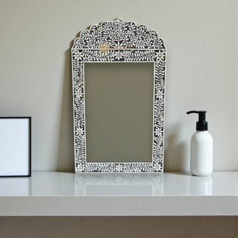 Cadre de miroir à crête avec incrustations d'os et motif floral noir