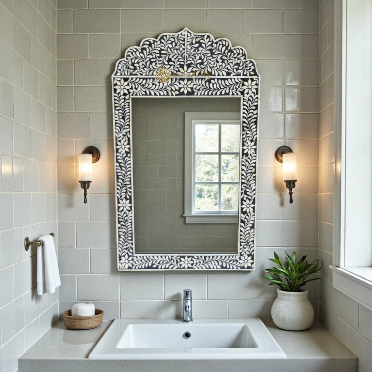 Cadre de miroir à crête avec incrustations d'os et motif floral noir