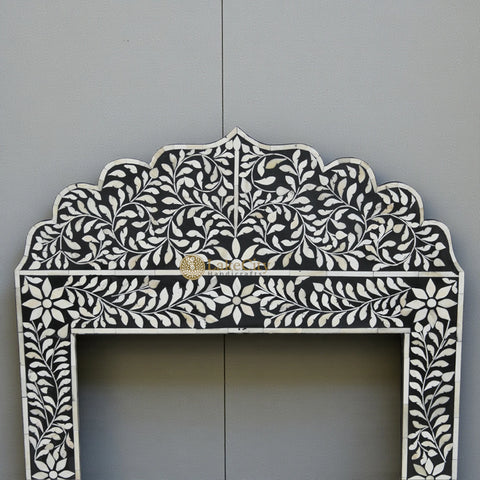 Cadre de miroir à crête avec incrustations d'os et motif floral noir