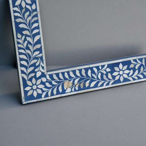 Cadre de miroir à crête avec incrustations d'os et motif floral bleu
