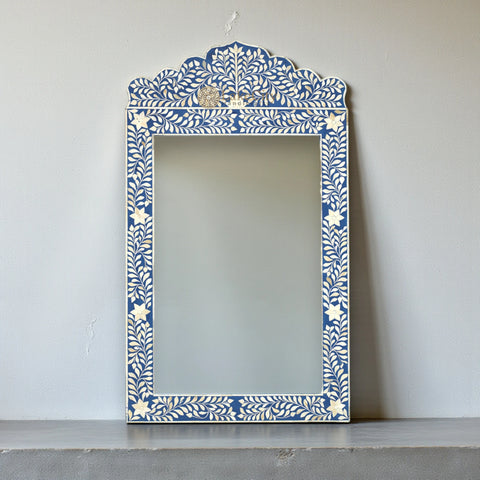 Cadre de miroir à crête avec incrustations d'os et motif floral bleu