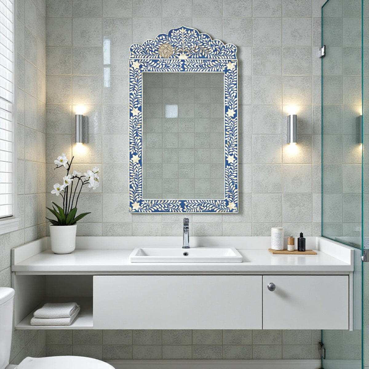 Cadre de miroir à crête avec incrustations d'os et motif floral bleu