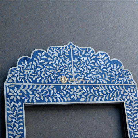 Cadre de miroir à crête avec incrustations d'os et motif floral bleu