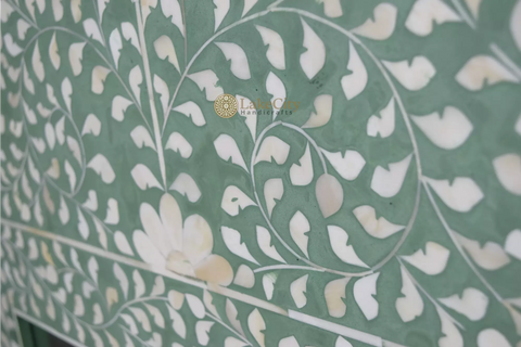 Cadre de miroir à crête avec incrustations d'os et motif floral, vert