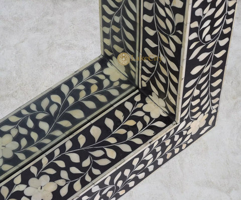 Miroir de sol noir avec cadre floral et incrustations d'os