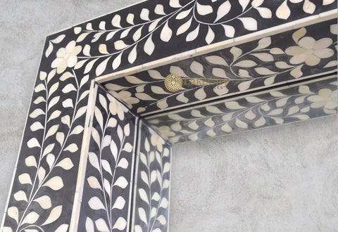 Miroir de sol noir avec cadre floral et incrustations d'os