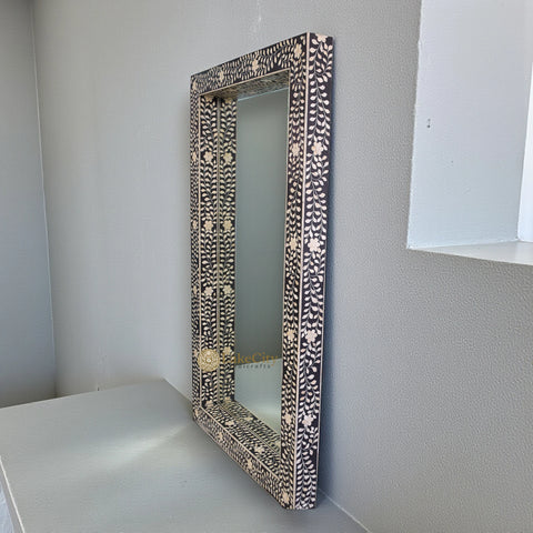 Miroir de sol noir avec cadre floral et incrustations d'os