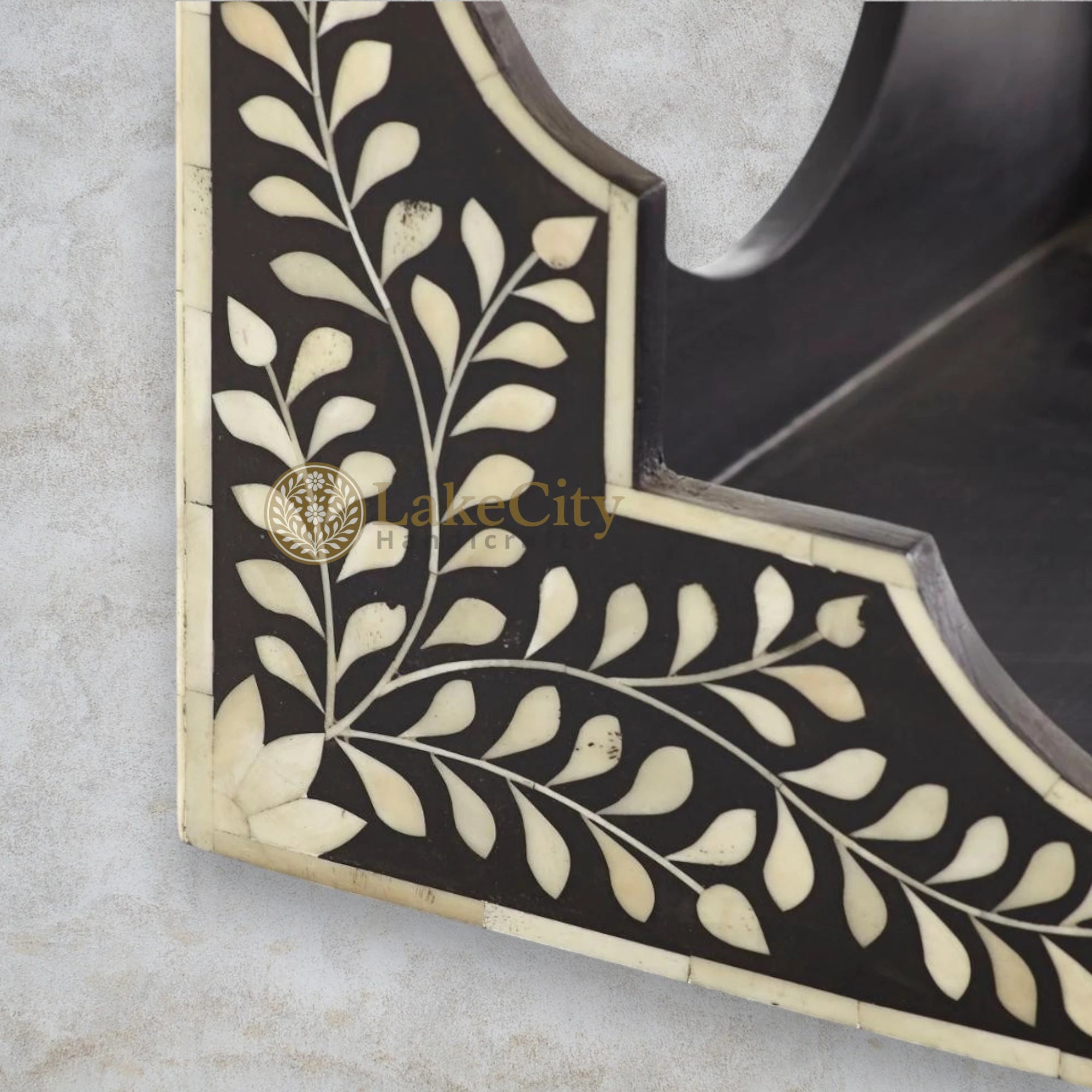 Mesa auxiliar de cuatro hojas con diseño floral y incrustaciones de hueso, color blanco