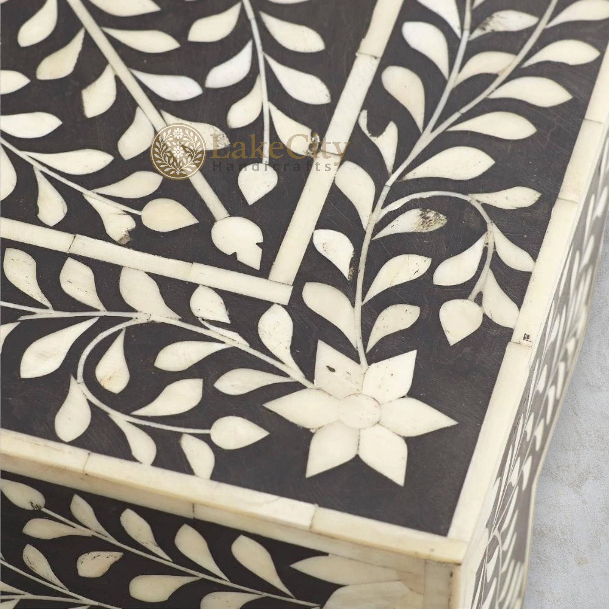 Mesa auxiliar de cuatro hojas con diseño floral y incrustaciones de hueso, color blanco