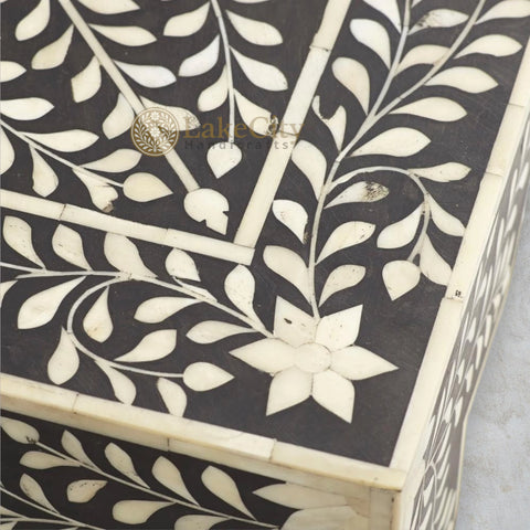 Mesa auxiliar de cuatro hojas con diseño floral y incrustaciones de hueso, color blanco