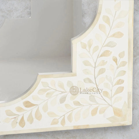 Mesa auxiliar de cuatro hojas con diseño floral y incrustaciones de hueso, color blanco