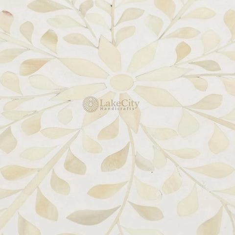 Mesa auxiliar de cuatro hojas con diseño floral y incrustaciones de hueso, color blanco