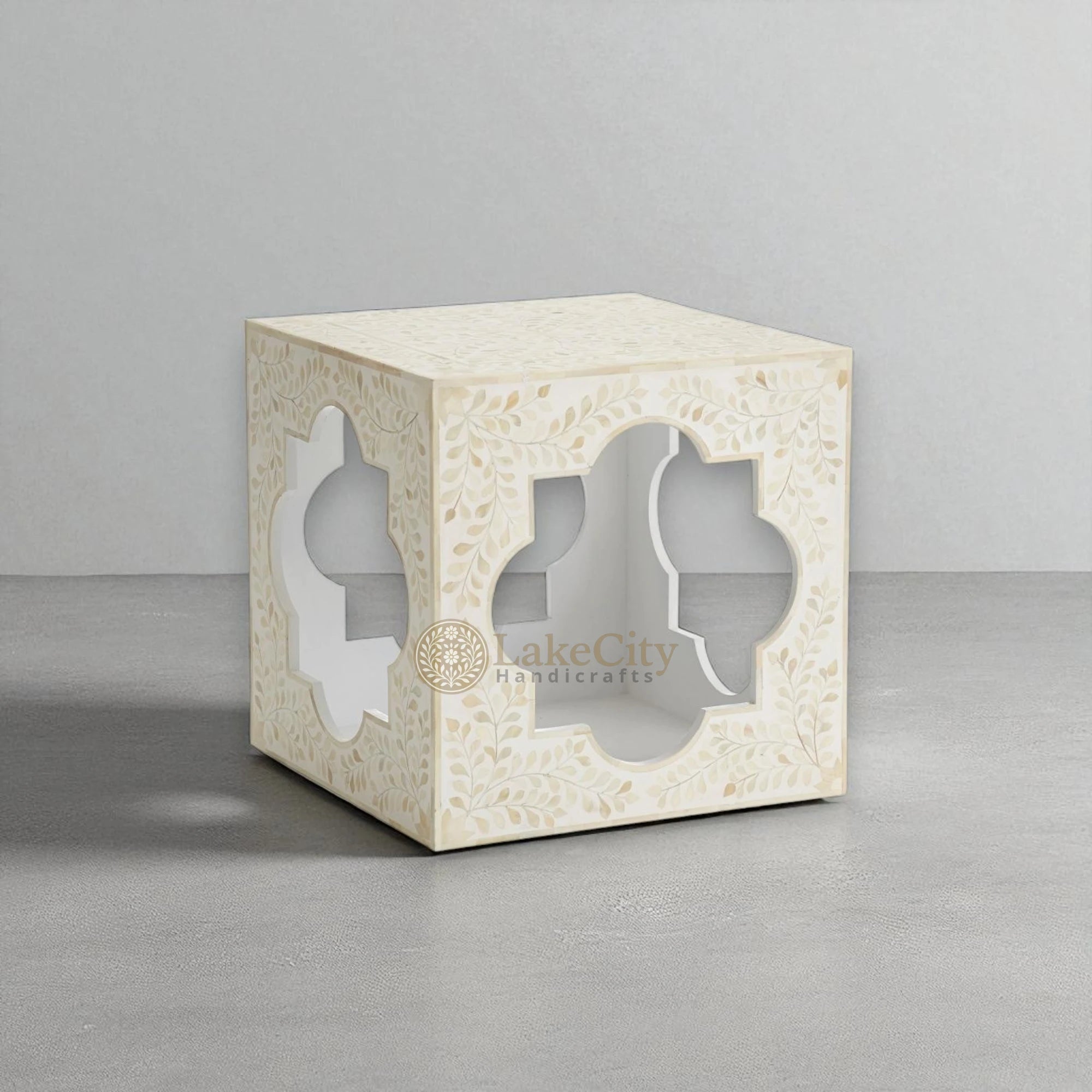 Mesa auxiliar de cuatro hojas con diseño floral y incrustaciones de hueso, color blanco