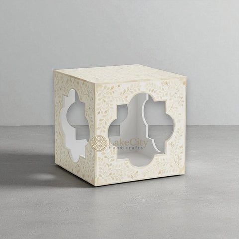 Mesa auxiliar de cuatro hojas con diseño floral y incrustaciones de hueso, color blanco