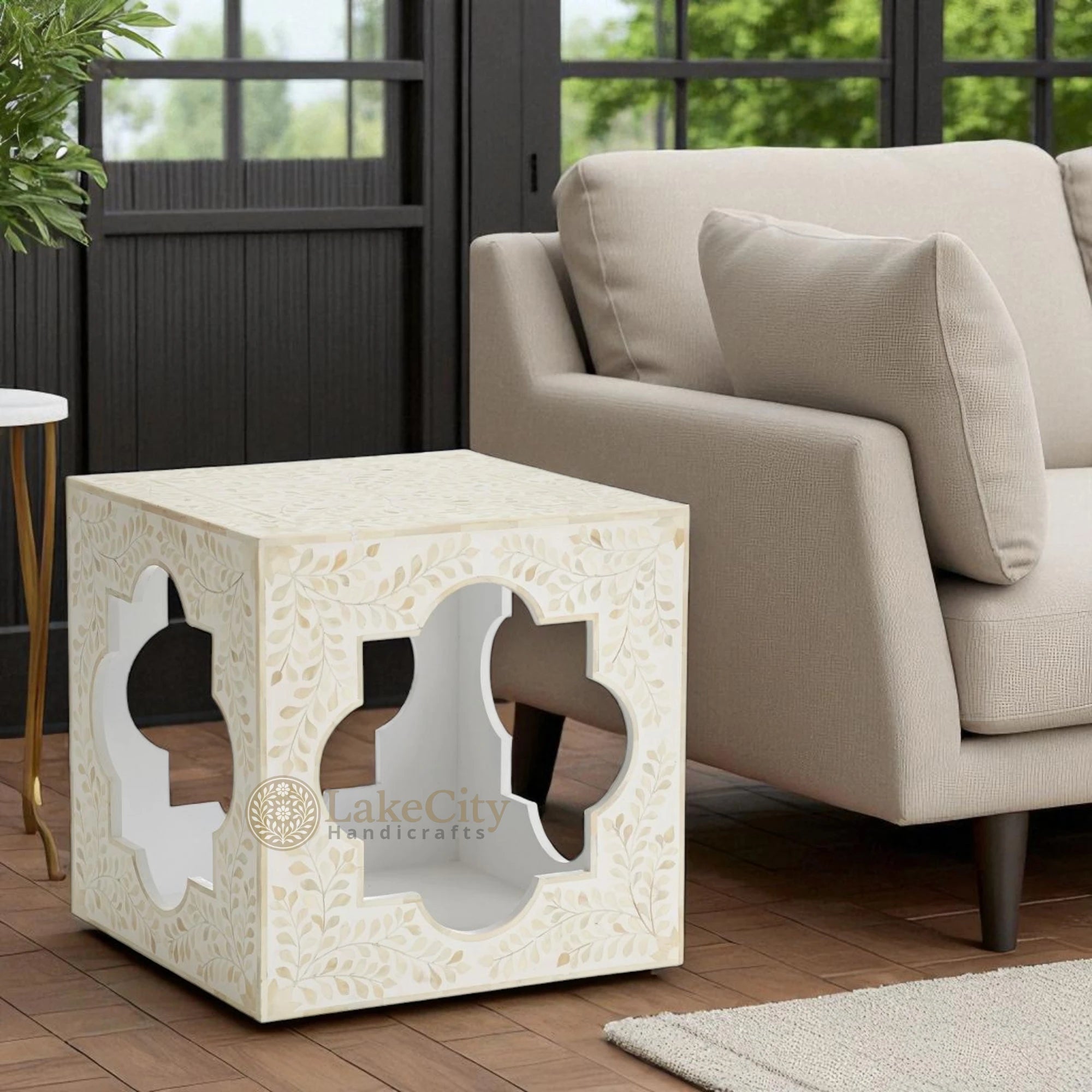 Mesa auxiliar de cuatro hojas con diseño floral y incrustaciones de hueso, color blanco
