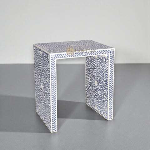 Mesa auxiliar con diseño floral y incrustaciones de hueso en color azul