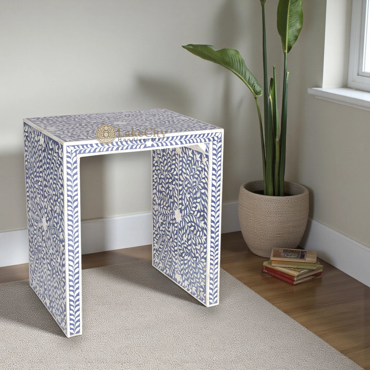 Mesa auxiliar con diseño floral y incrustaciones de hueso en color azul