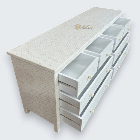 Cómoda de 8 cajones con diseño geométrico y incrustaciones de hueso, color blanco | Cómoda de 8 cajones con diseño geométrico y incrustaciones de hueso, color blanco