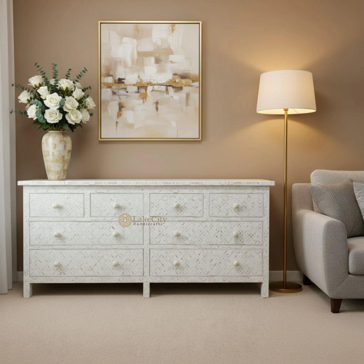 Cómoda de 8 cajones con diseño geométrico y incrustaciones de hueso, color blanco | Cómoda de 8 cajones con diseño geométrico y incrustaciones de hueso, color blanco