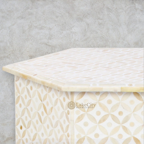 Mesa hexagonal con diseño geométrico con incrustaciones de hueso, color blanco