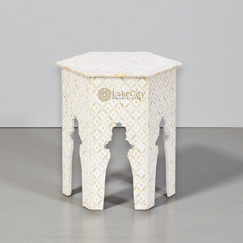 Mesa hexagonal con diseño geométrico con incrustaciones de hueso, color blanco