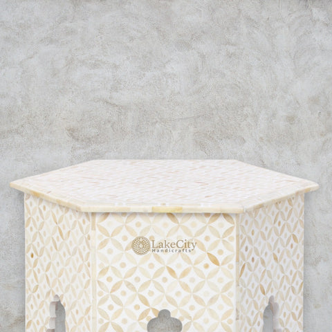 Mesa hexagonal con diseño geométrico con incrustaciones de hueso, color blanco