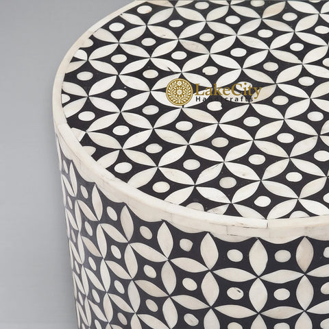 Taburete auxiliar redondo con diseño geométrico con incrustaciones de hueso, color negro