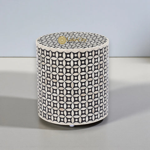 Taburete auxiliar redondo con diseño geométrico con incrustaciones de hueso, color negro