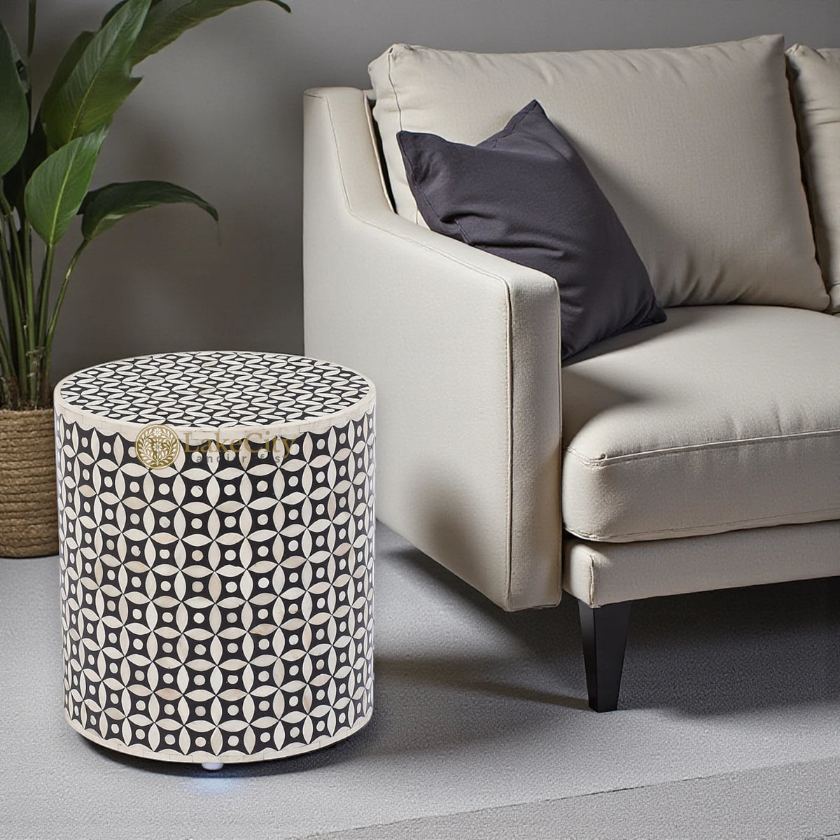 Taburete auxiliar redondo con diseño geométrico con incrustaciones de hueso, color negro