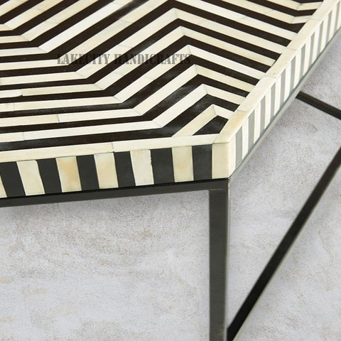 Table basse noire à rayures hexagonales et incrustations d'os | Table basse noire à rayures hexagonales et incrustations d'os