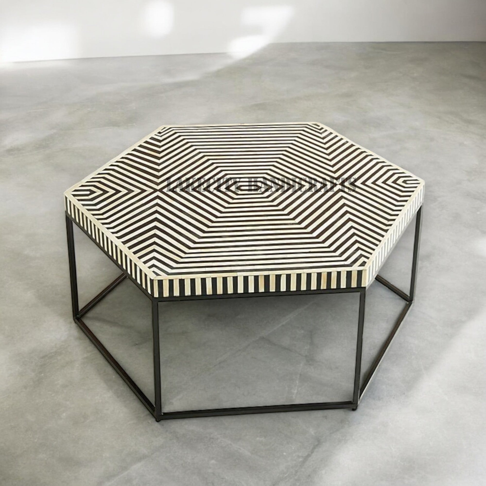 Table basse noire à rayures hexagonales et incrustations d'os | Table basse noire à rayures hexagonales et incrustations d'os