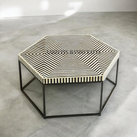 Table basse noire à rayures hexagonales et incrustations d'os | Table basse noire à rayures hexagonales et incrustations d'os