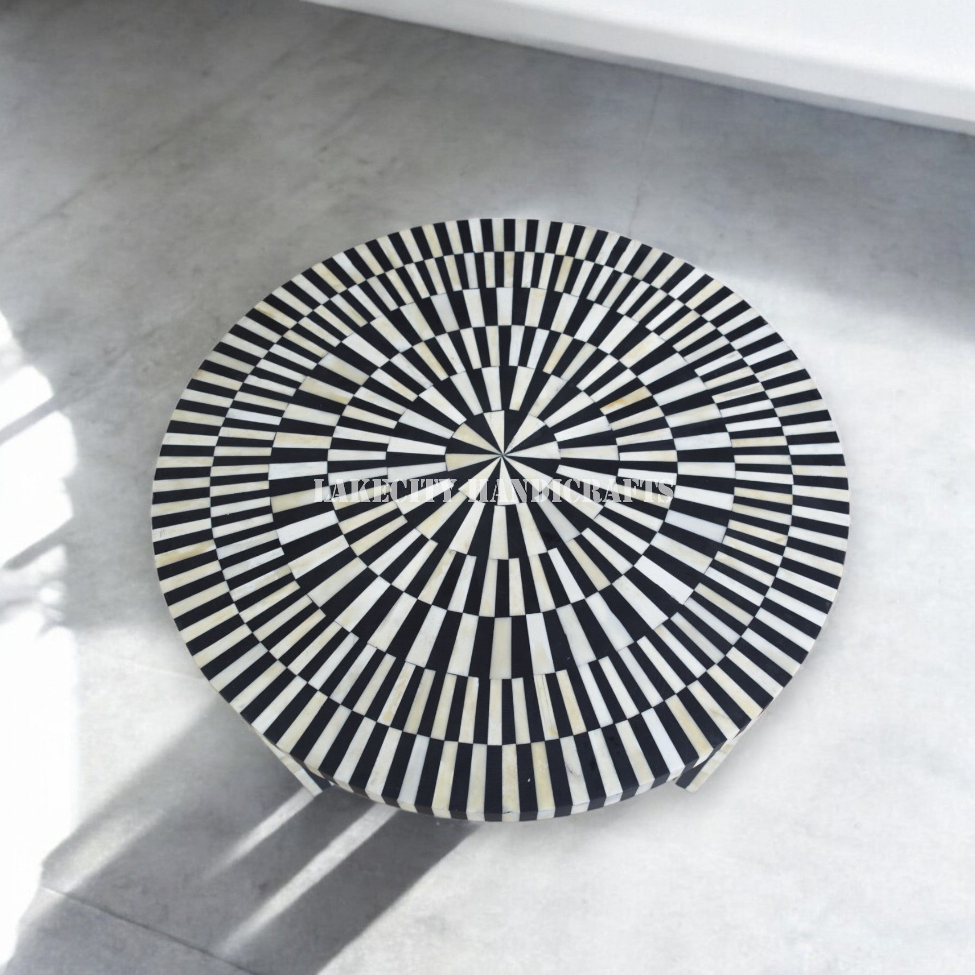 Table basse à rayures illusion avec incrustations d'os, noire