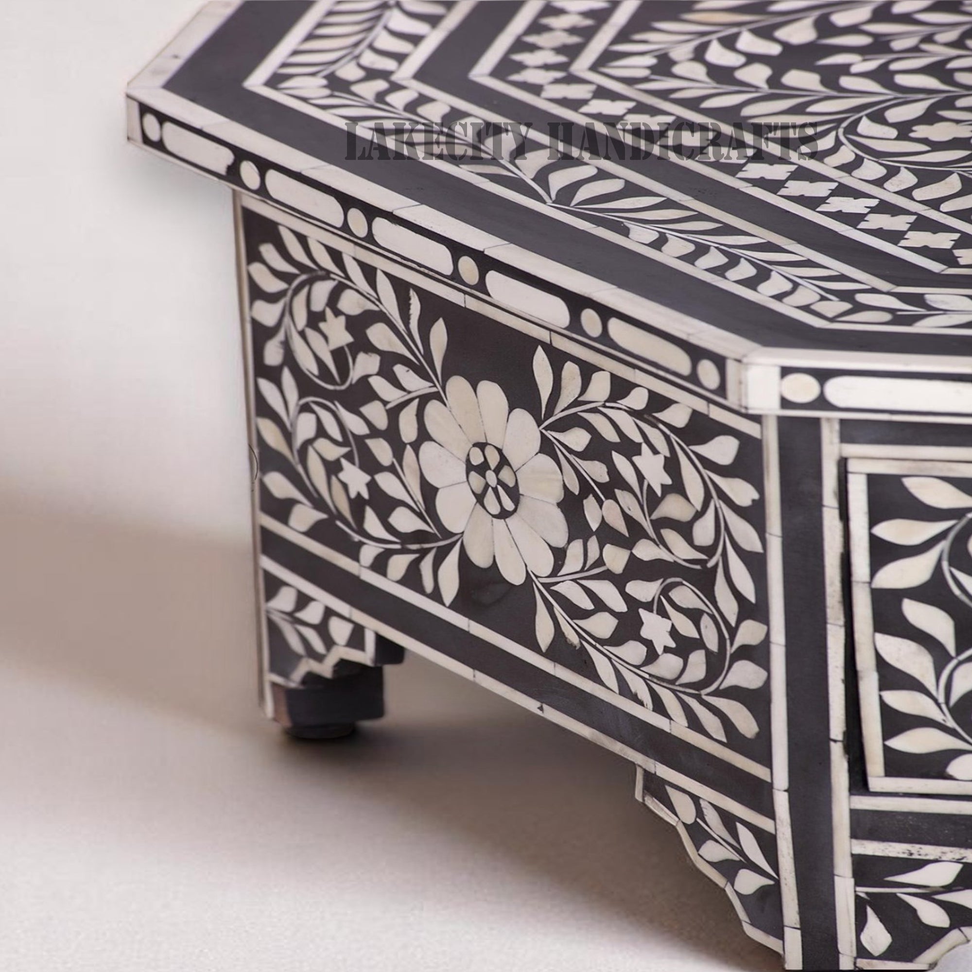 Table basse octogonale à motif floral avec incrustations d'os, noire, avec tiroir