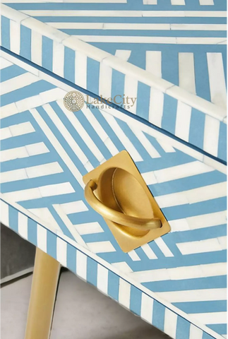 Table de chevet à 1 tiroir avec incrustations d'os et design optique, bleu ciel | Table de chevet à 1 tiroir avec incrustations d'os et design optique, bleu ciel